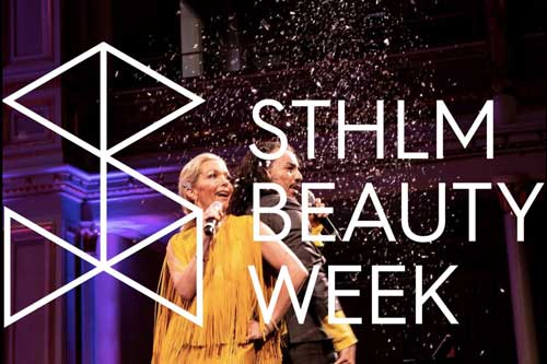 Kvinna och man som sjunger med Sthlm Beauty Week text över